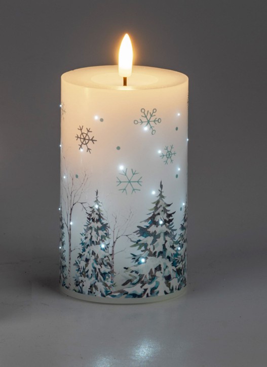 Formano LED-Wachskerze Kerze Wintermotiv Tanne 7x10cm inklusive  Kerze mit Timerfunktion; für 3x AA Batterien 1,5V