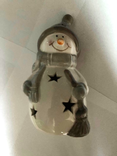 1 Stück- Formano Dekorativer Formano Schneemann Deko Figur aus Porzellan mit  Licht Timer  16 cm  für Winter und Weihnachten - Deko im Haus