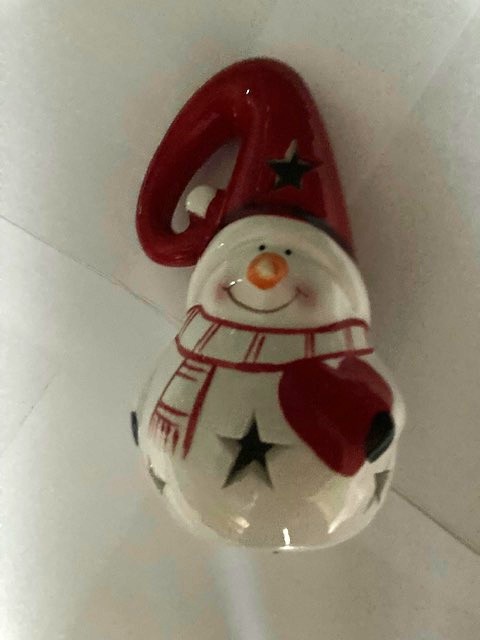 formano Dekorativer Schneemann Deko Figur weiss/rot m.LED-Licht + Timer 14cm aus glasiertem Steingut, handbemalt, für Knopfzellen-Batterien 1,5V-für Winter und Weihnachten