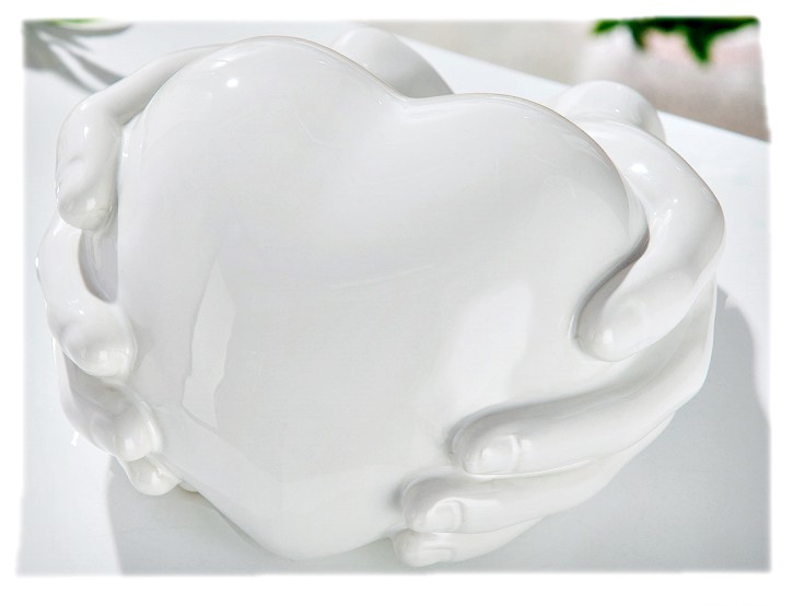 Dekorative Keramik Skulptur in weiß Herz in Händen Hochzeitsgeschenke Geschenke Valentinstag